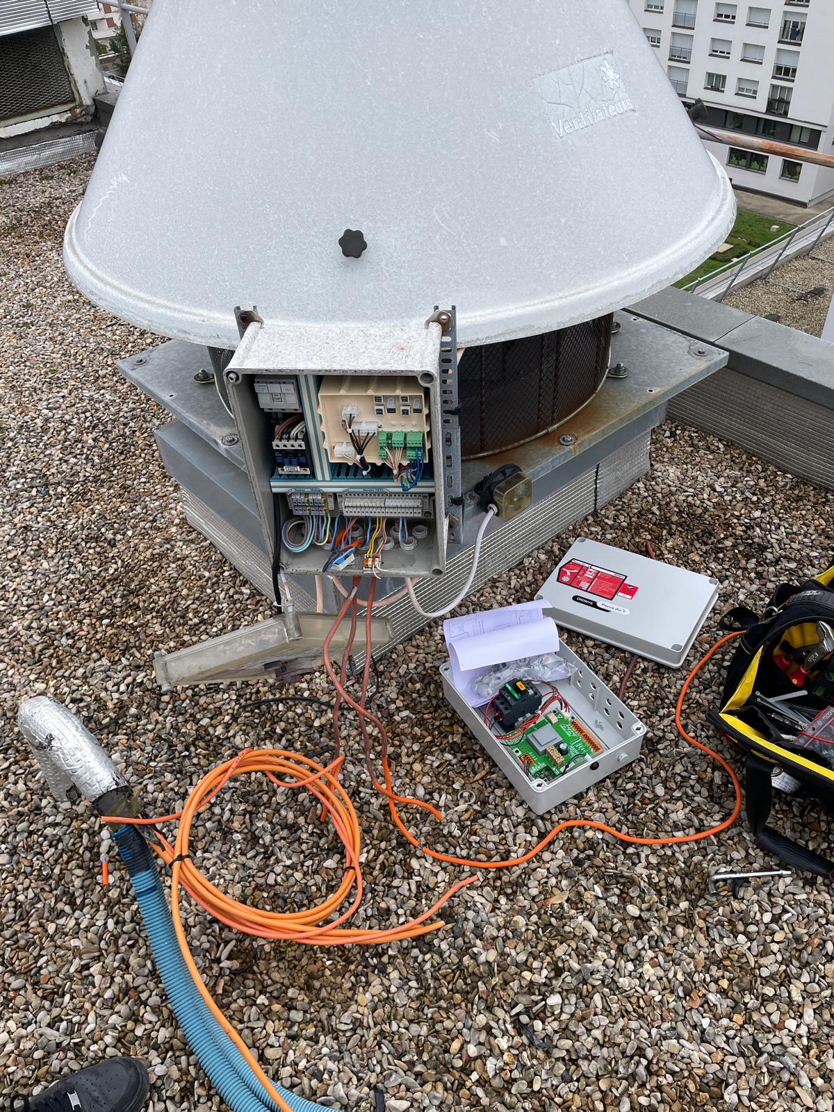 Pose d'un coffret de relayage moteur désenfumage SSI