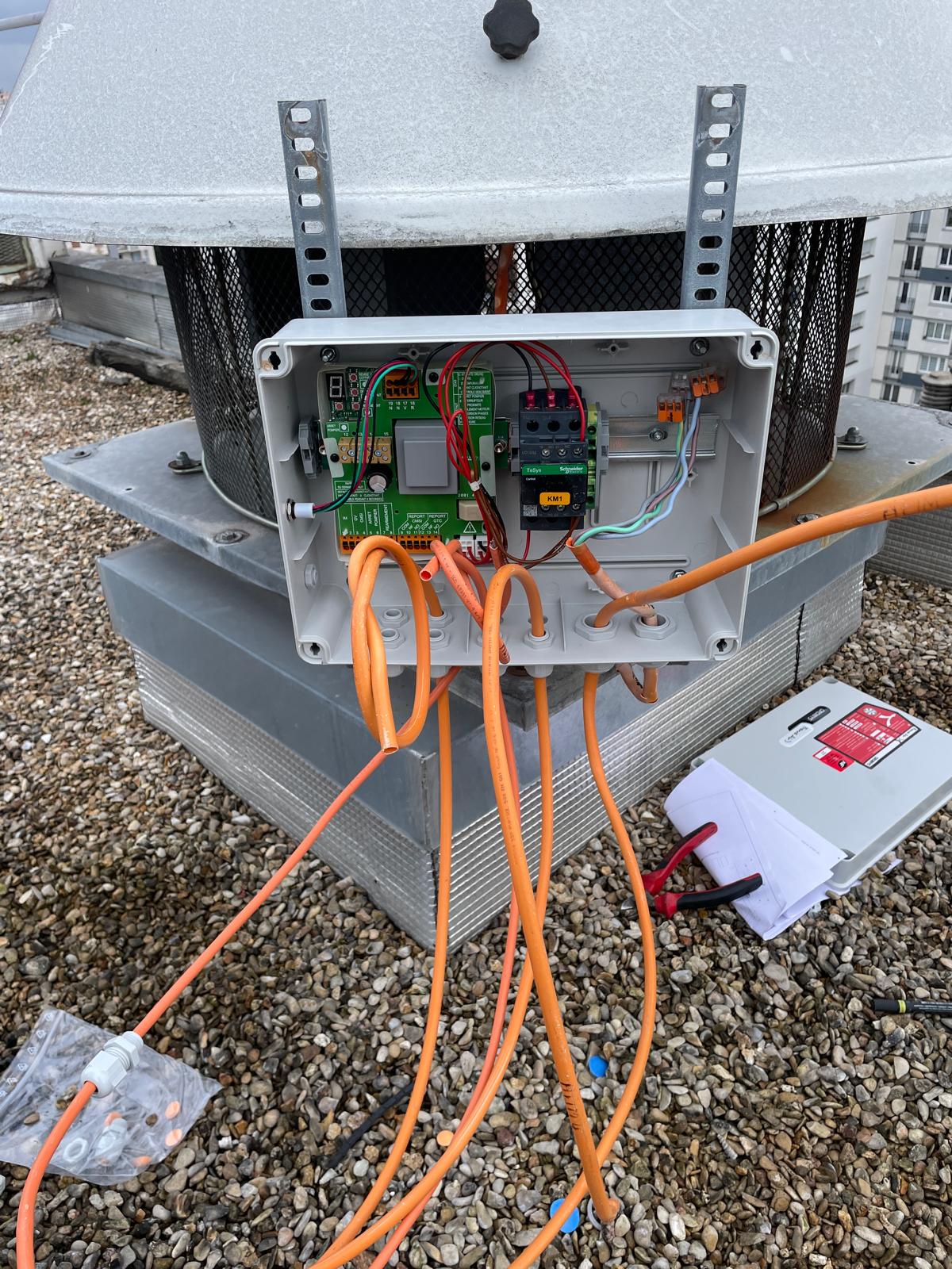 Pose d'un coffret de relayage moteur désenfumage SSI